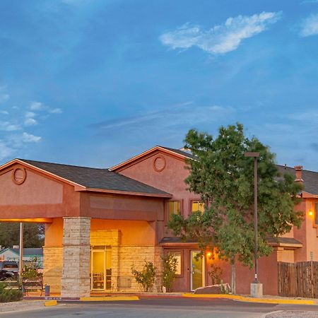 Super 8 By Wyndham Belen Nm Hotell Exteriör bild