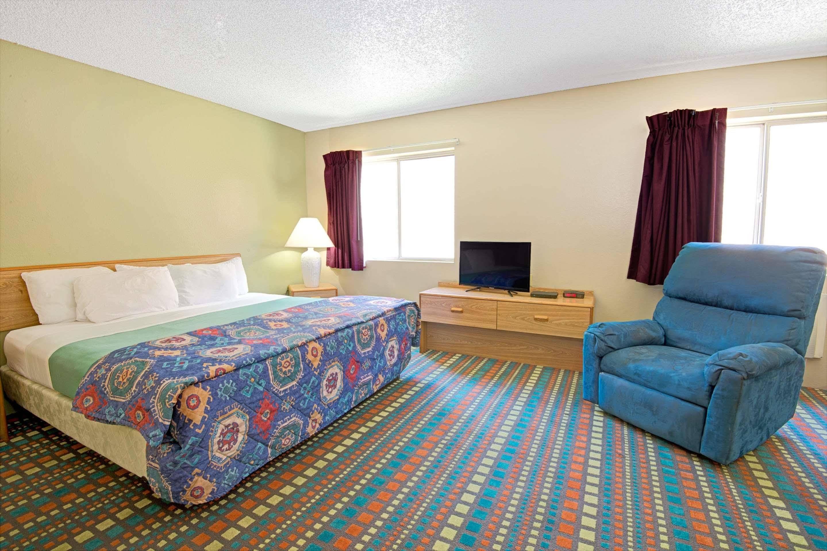 Super 8 By Wyndham Belen Nm Hotell Exteriör bild