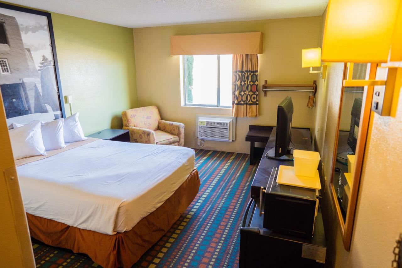 Super 8 By Wyndham Belen Nm Hotell Exteriör bild