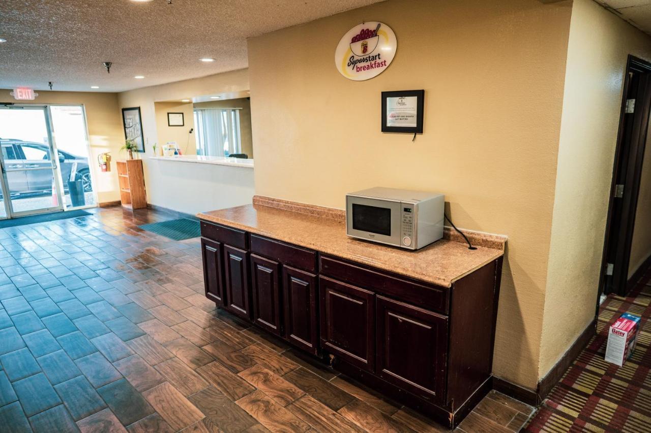 Super 8 By Wyndham Belen Nm Hotell Exteriör bild