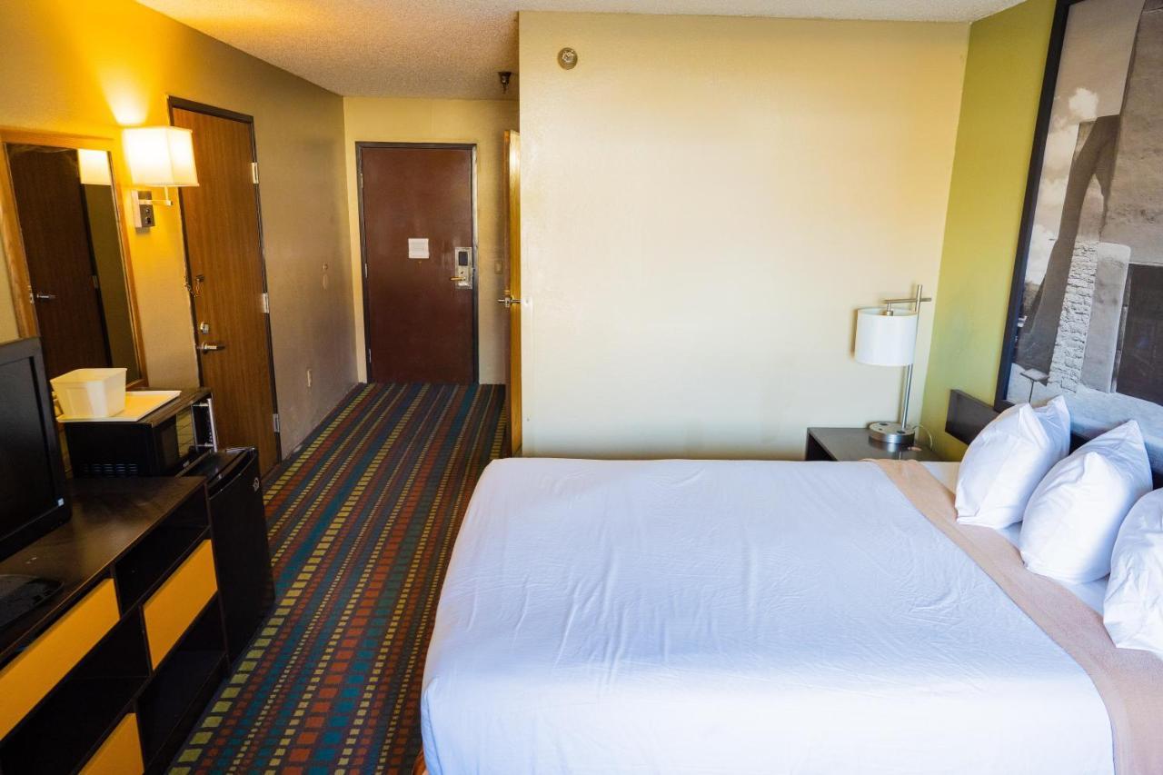 Super 8 By Wyndham Belen Nm Hotell Exteriör bild