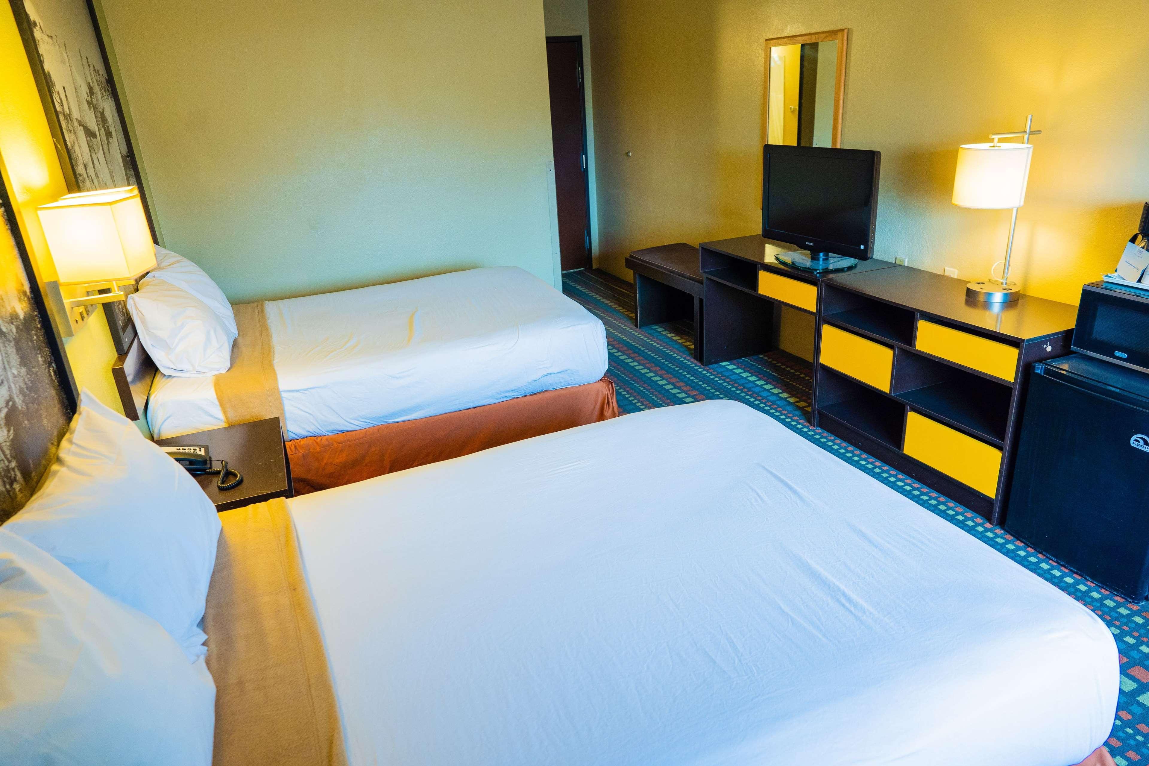 Super 8 By Wyndham Belen Nm Hotell Exteriör bild