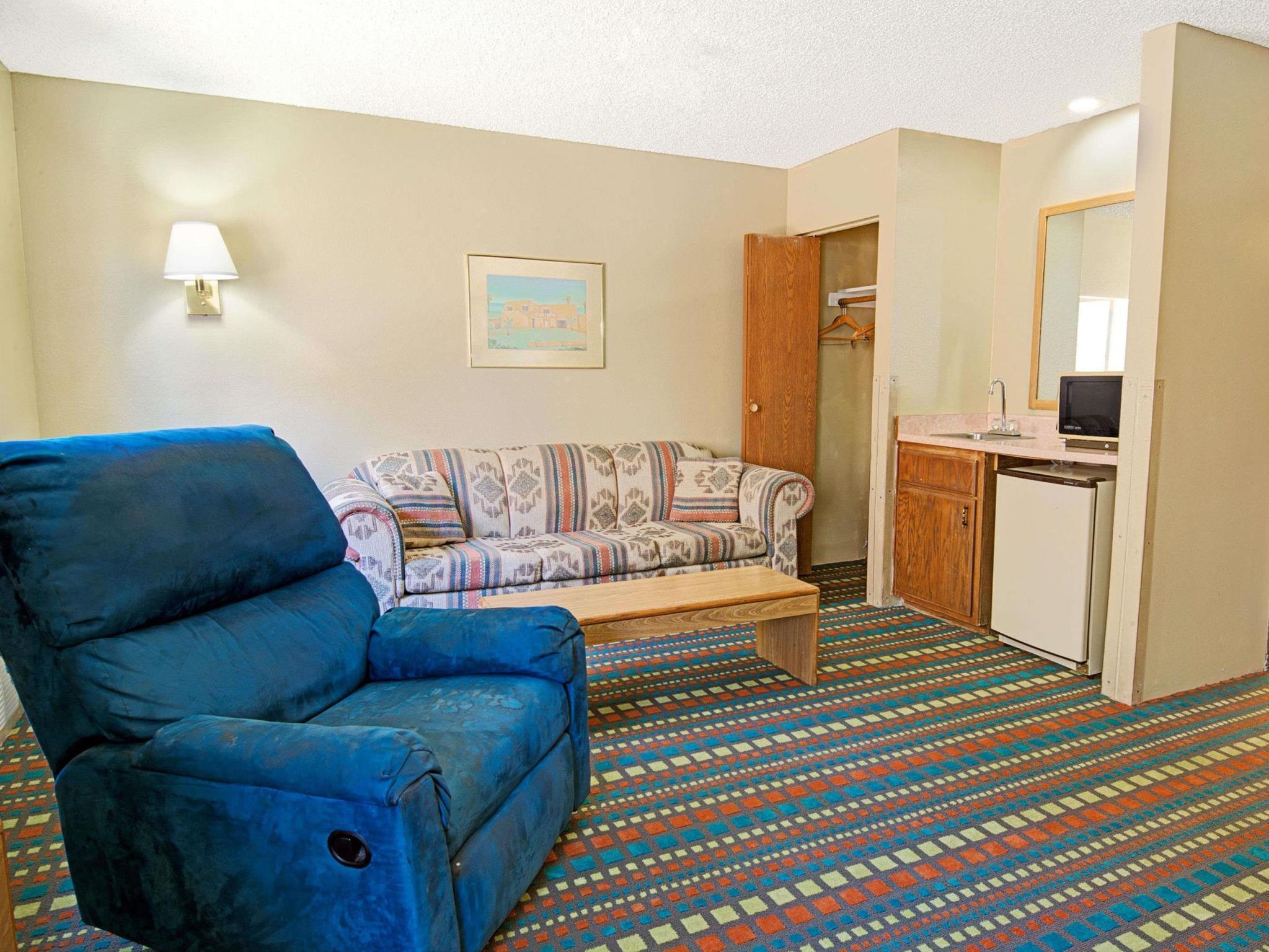 Super 8 By Wyndham Belen Nm Hotell Exteriör bild