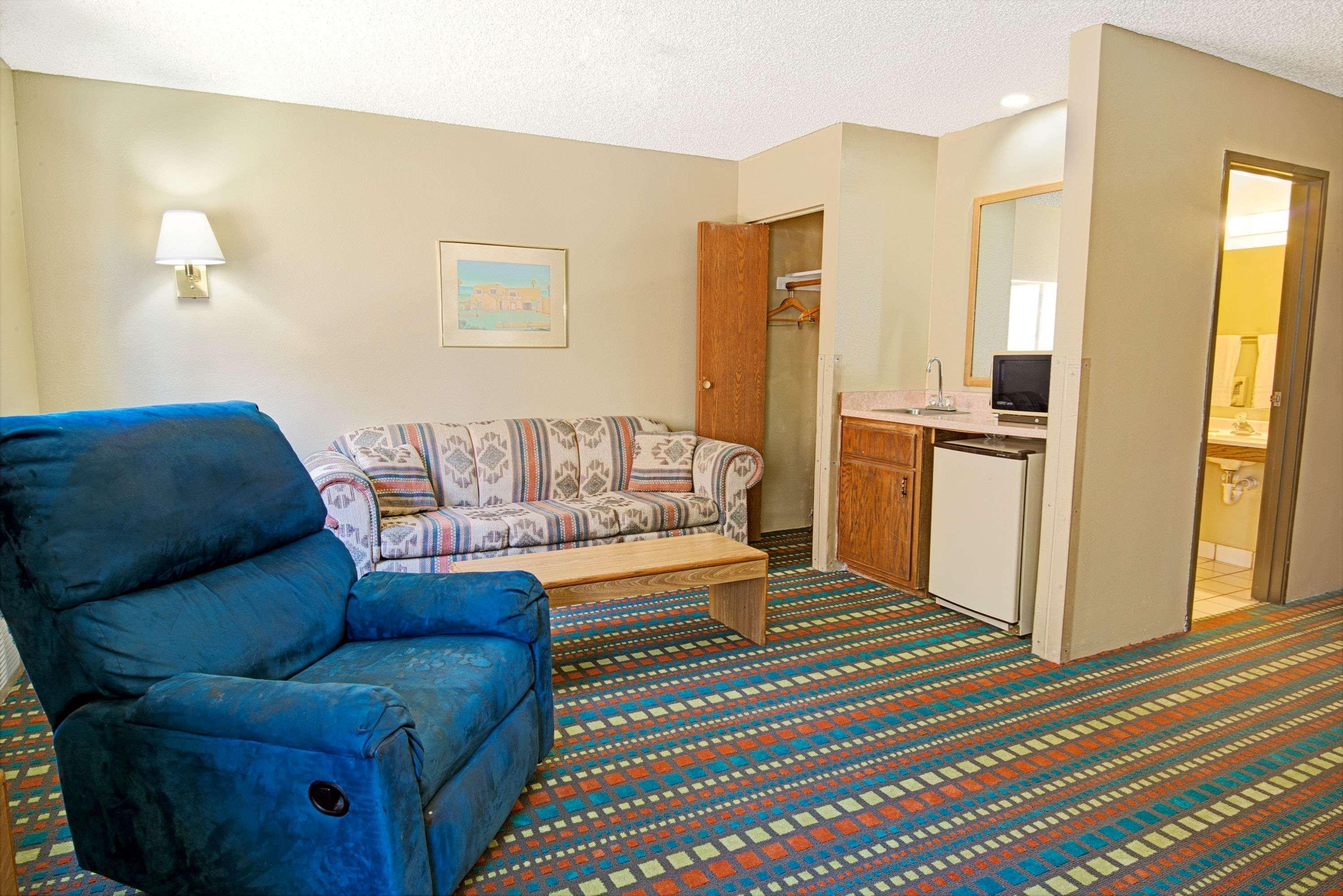 Super 8 By Wyndham Belen Nm Hotell Exteriör bild