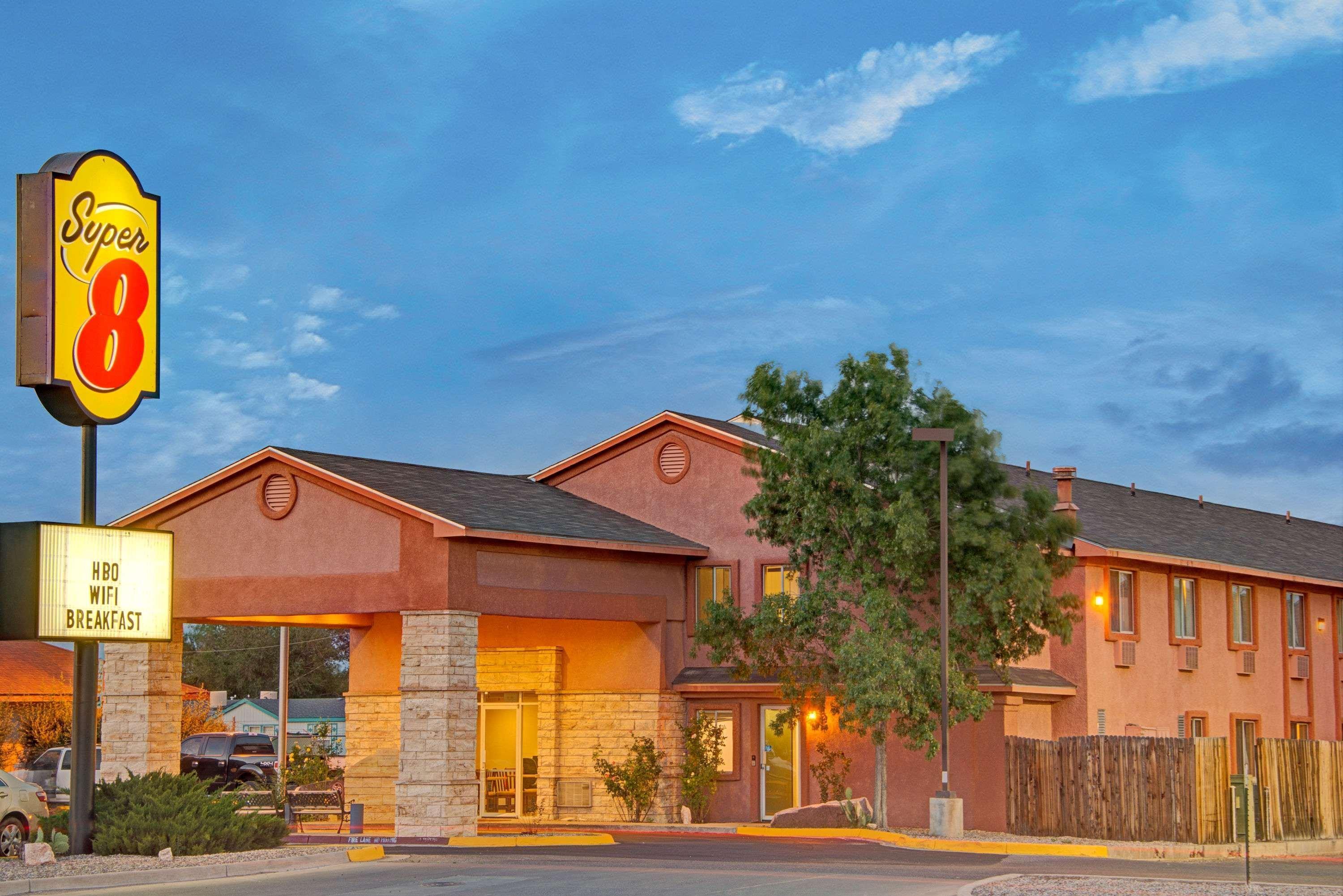 Super 8 By Wyndham Belen Nm Hotell Exteriör bild