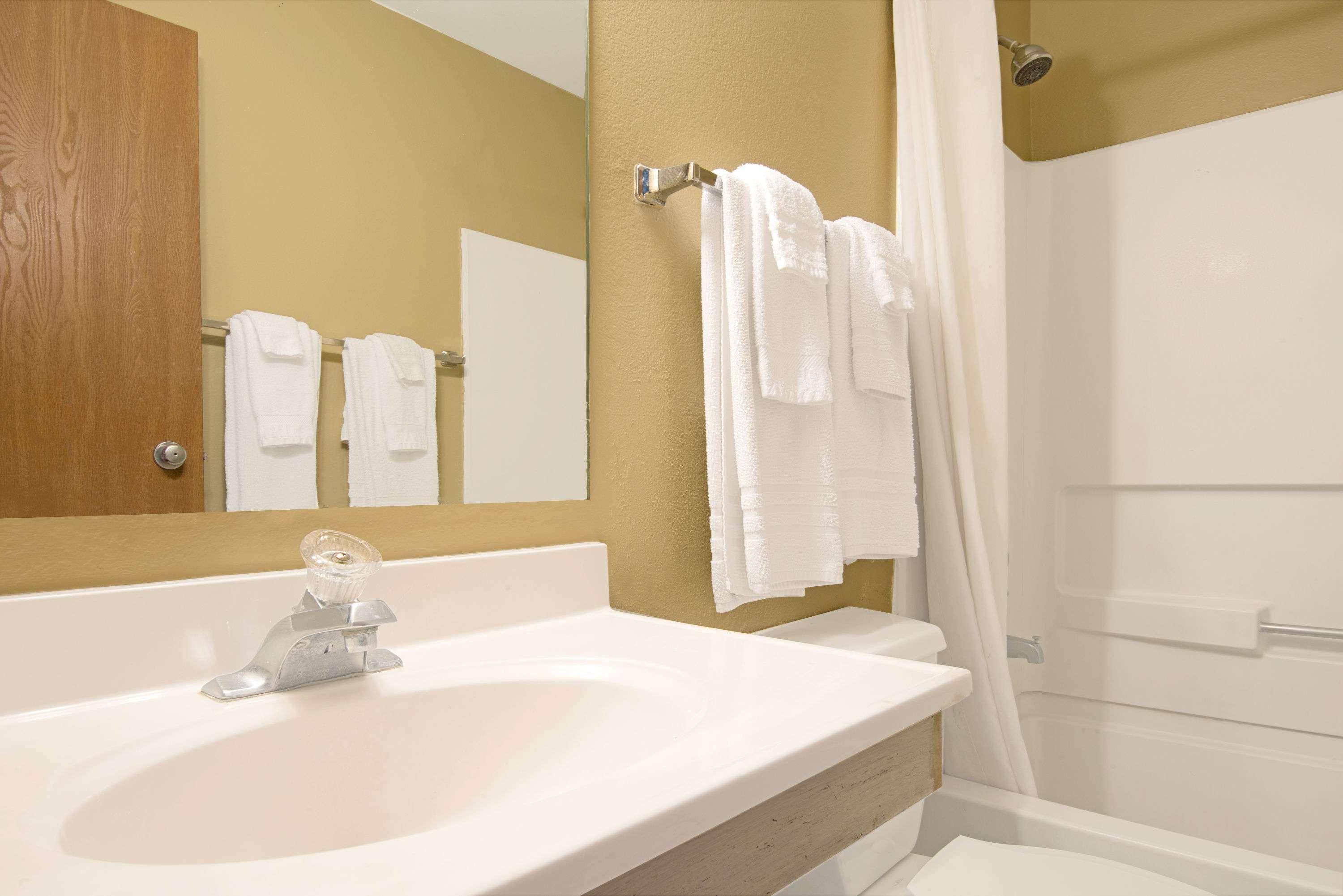 Super 8 By Wyndham Belen Nm Hotell Exteriör bild