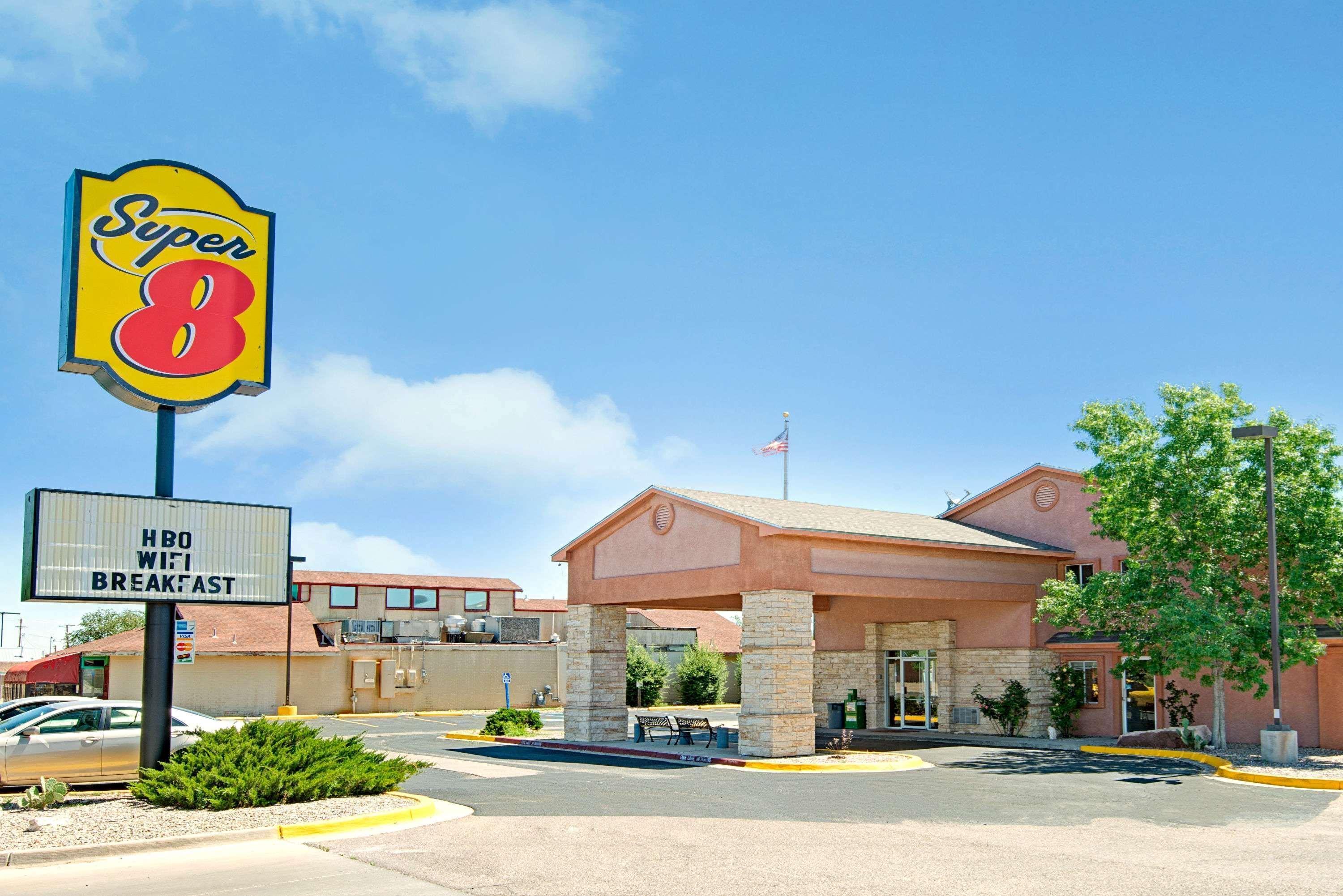 Super 8 By Wyndham Belen Nm Hotell Exteriör bild